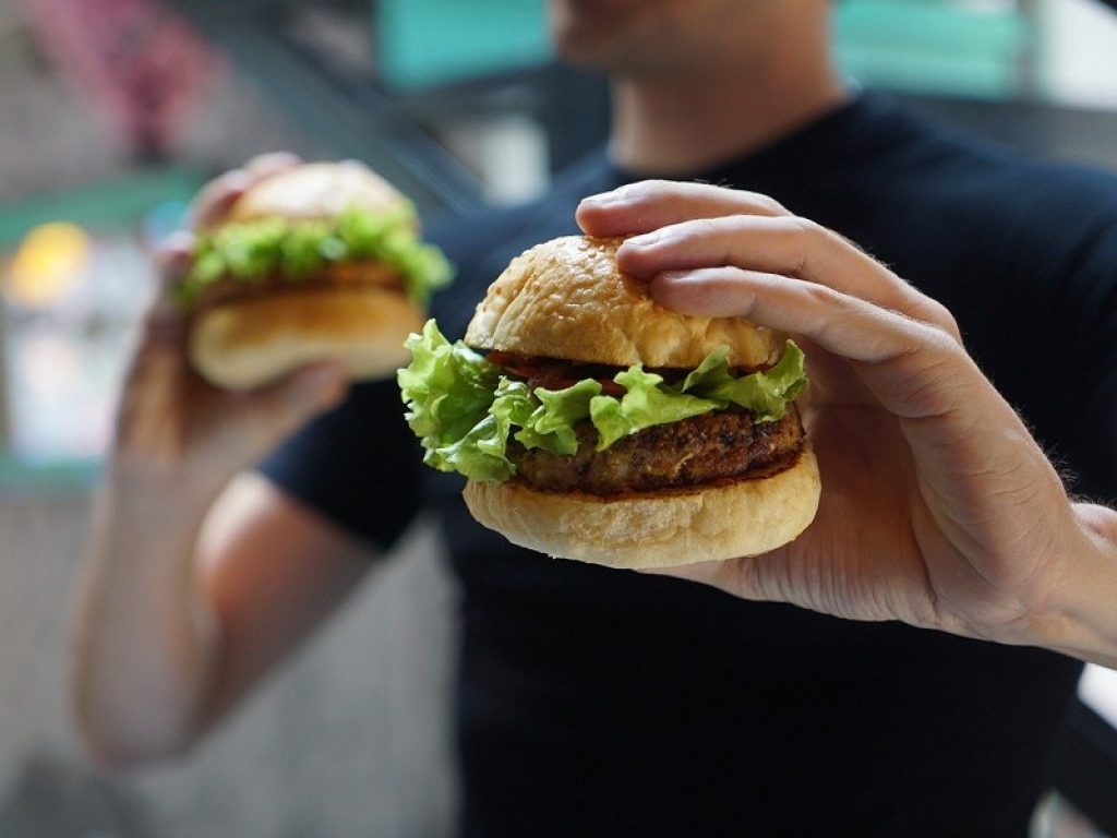 Per i flexitariani arriva il super burger vegetale: lanciato sul mercato da Valsoia sarà in vendita nella grande distribuzione e nella ristorazione