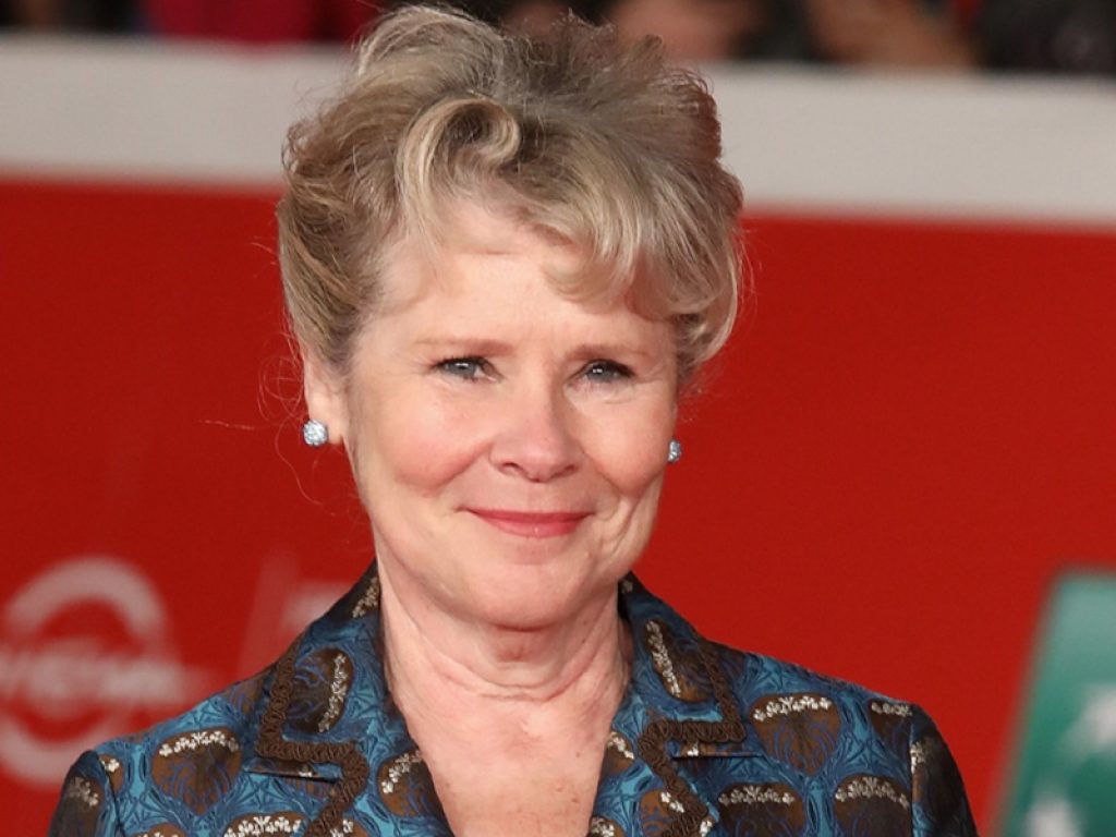 The Crown su Netflix: la quinta stagione sarà l'ultima della serie. A dare il volto alla Regina Elisabetta II sarà Imelda Staunton