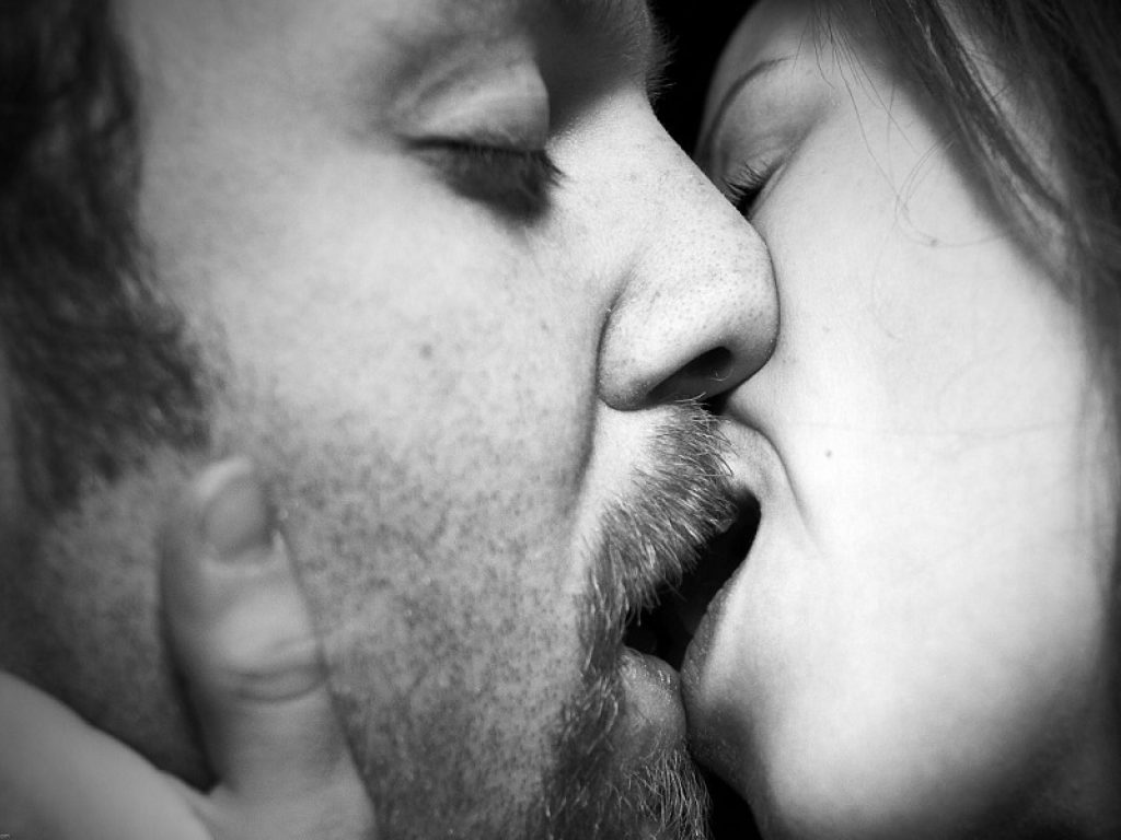 Più baci tra partner, almeno 9 al giorno, aiutano anche il sistema immunitario: lo scambio di flora batterica contribuisce a rinforzarlo