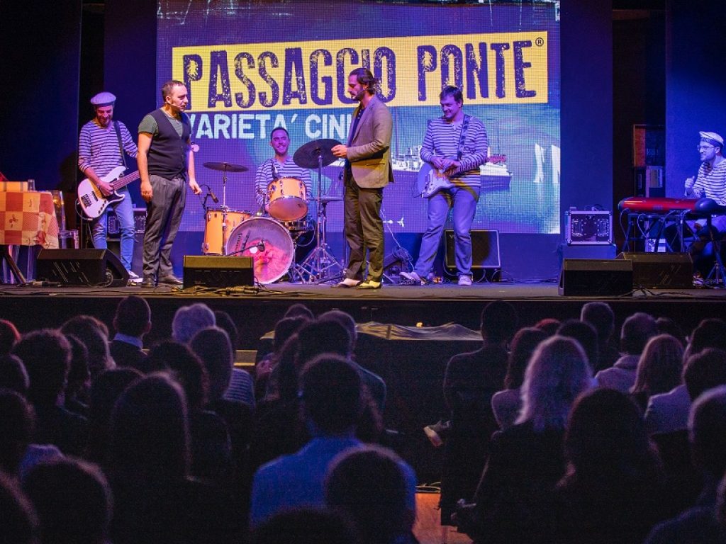 Stasera alle ore 21.31 andrà in scena al Teatro Centrale di Roma il varietà cinico Passaggio Ponte ideato da Matteo Nicoletta