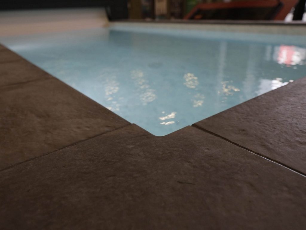 Arriva la piscina autosufficiente ed ecosostenibile, che raccoglie l’acqua piovana e si alimenta con i pannelli fotovoltaici