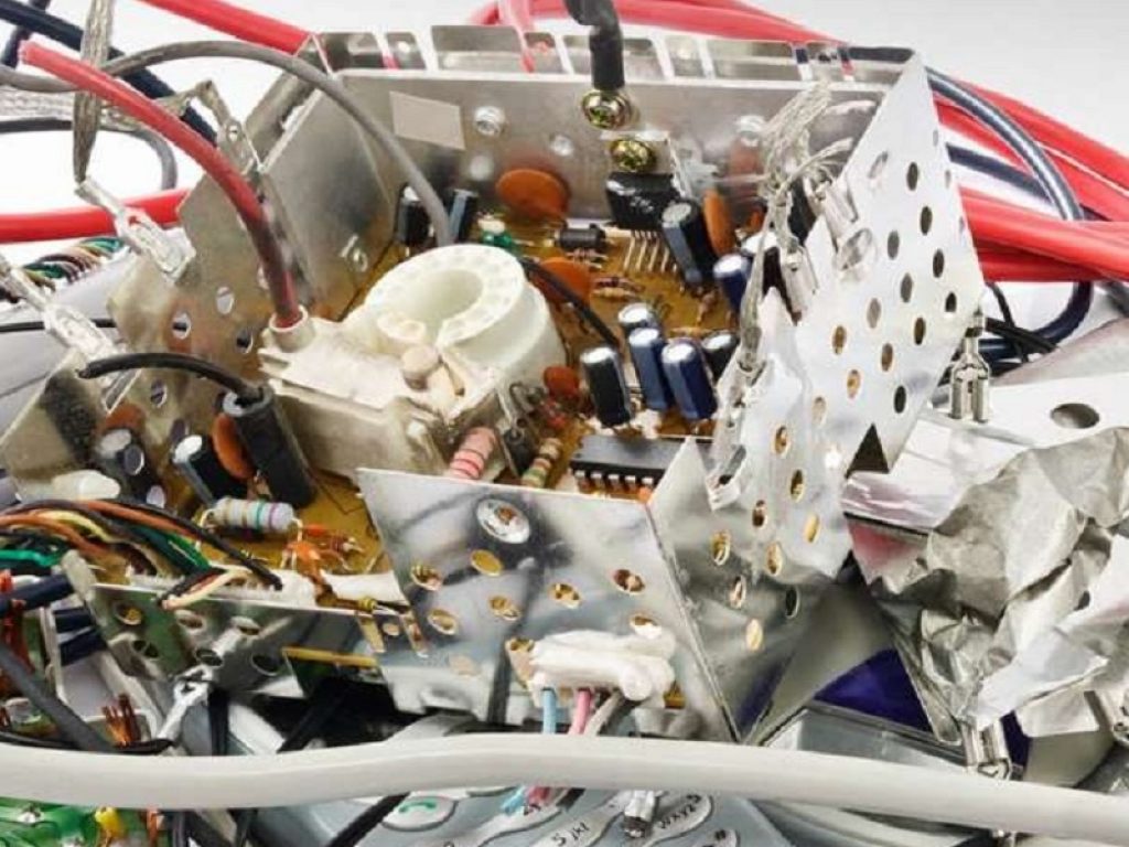 RAEE: le nuove tecnologie migliorano il recupero delle plastiche contenute nei piccoli elettrodomestici come frullatori, phon e mouse