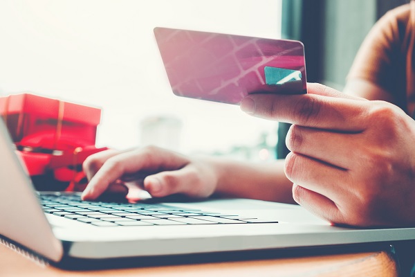 Con l'aumento degli acquisti online si moltiplicano anche i siti truffa: cosa sono e come riconoscerli navigando sul web