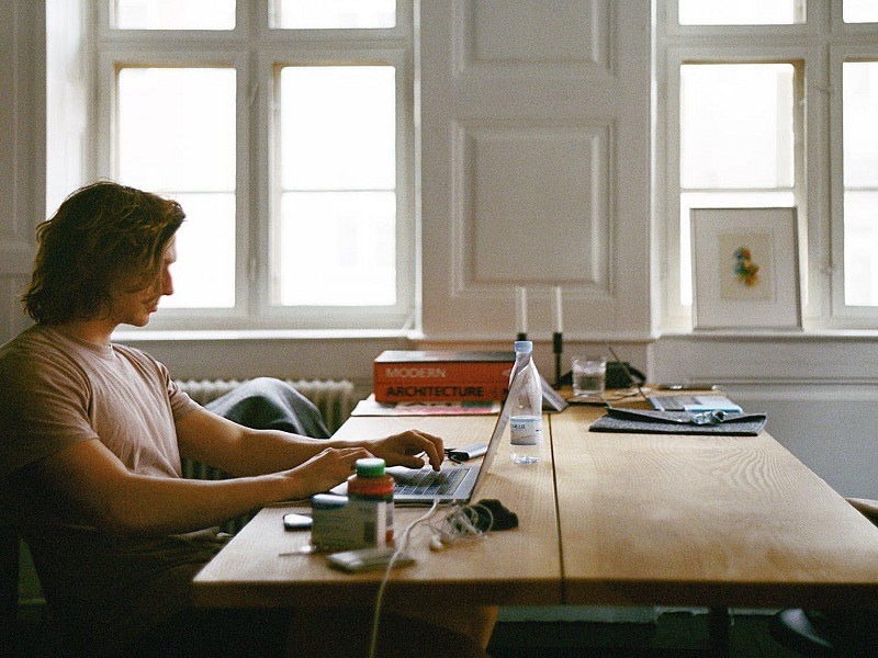 Dall’orario alla postura: le dritte per affrontare il colloquio online. Ogni dettaglio visuale, verbale e vocale deve essere ottimizzato