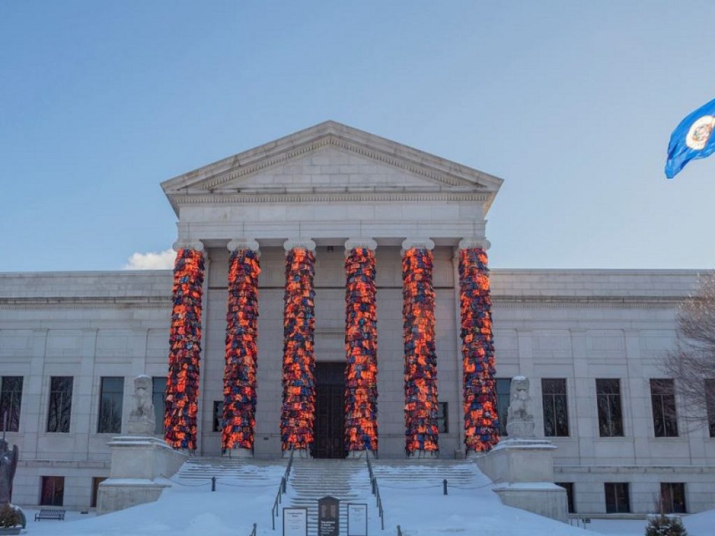 Dopo essere passata dall'Europa, l'installazione con i giubbotti salvavita dell'artista cinese Ai Weiwei è arrivata in America all'Institute of Art di Minneapolis