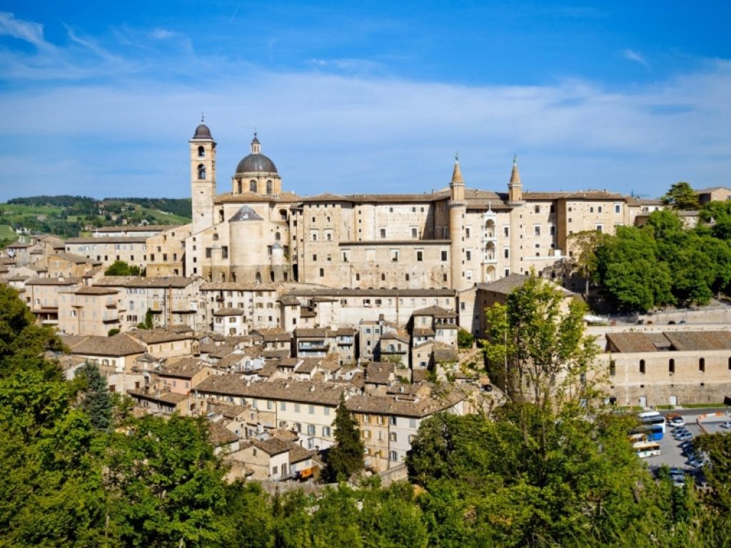 Mimmo Carrino, ex professore ora in pensione, ha scritto una canzone dedicata a Urbino per rammentare la sua gioventù passata all'università