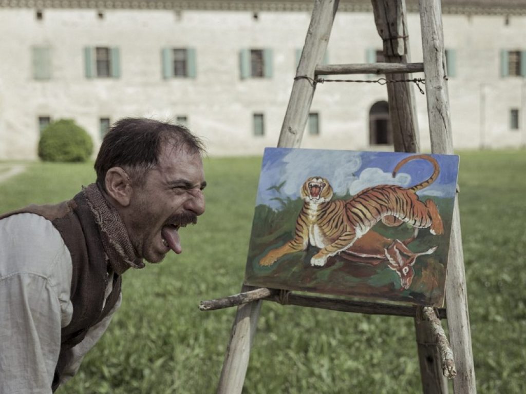 Volevo nascondermi, l’opera d’arte di Giorgio Diritti, è arrivata nelle sale cinematografiche italiane. La recensione della pellicola con un Elio Germano indimenticabile