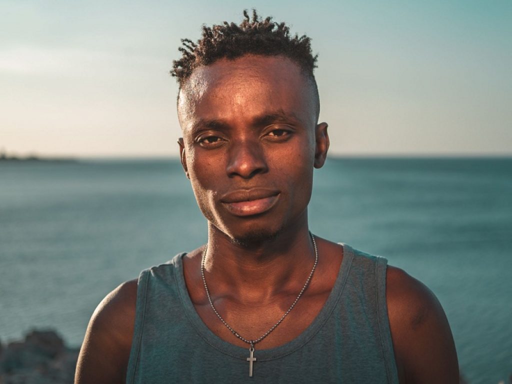 Il cantante originario della Nigeria Chris Obehi pubblica il suo primo disco dal titolo "Obehi": nove tracce in inglese, italiano, dialetto esan e siciliano