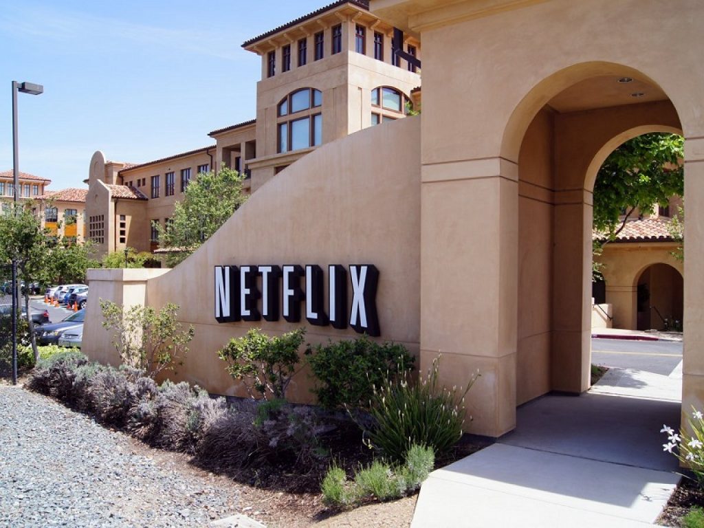 Netflix istituisce un fondo per aiutare l’industria del cinema e della tv duramente colpite dalle chiusure in seguito alla pandemia di Coronavirus: donati 100 milioni di dollari