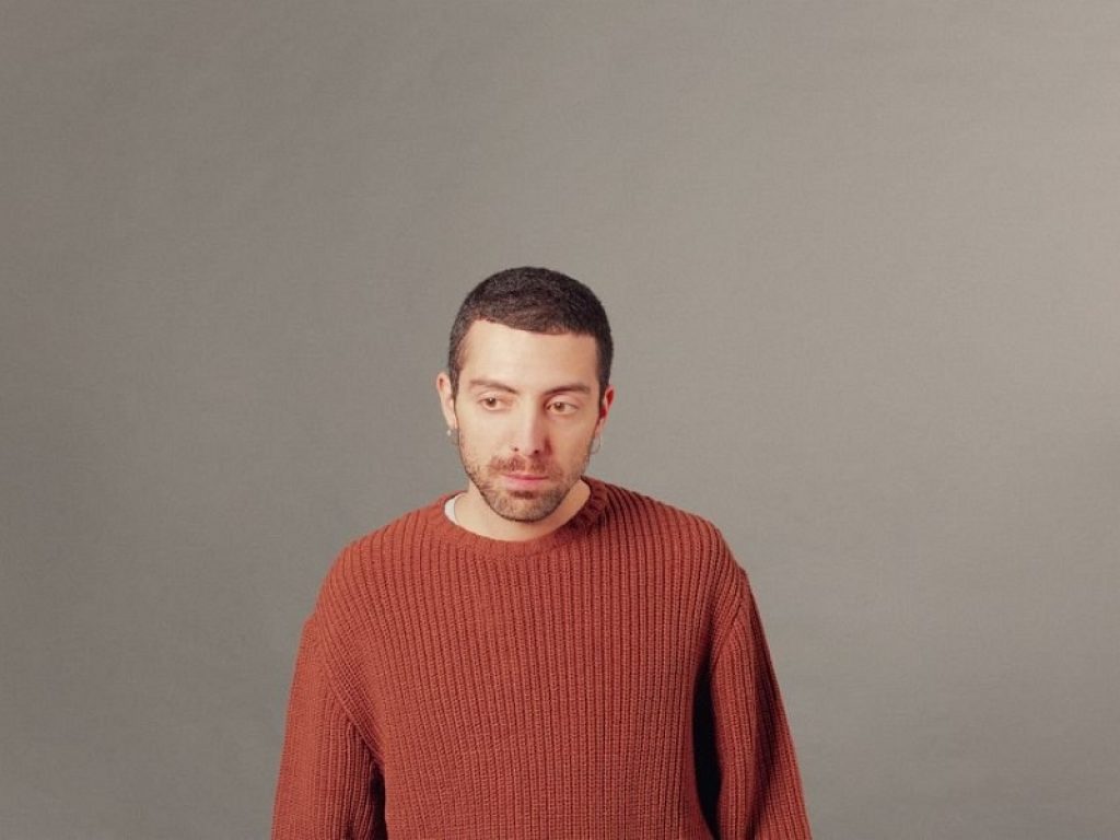 Sgrò è stravagante, onirico e emotivo: esce il primo singolo "In differita" che parla della fine di una relazione e del ritorno alla solitudine