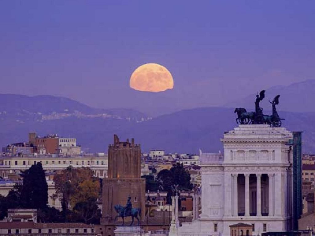 Stanotte occhi al cielo per la la Superluna Rosa