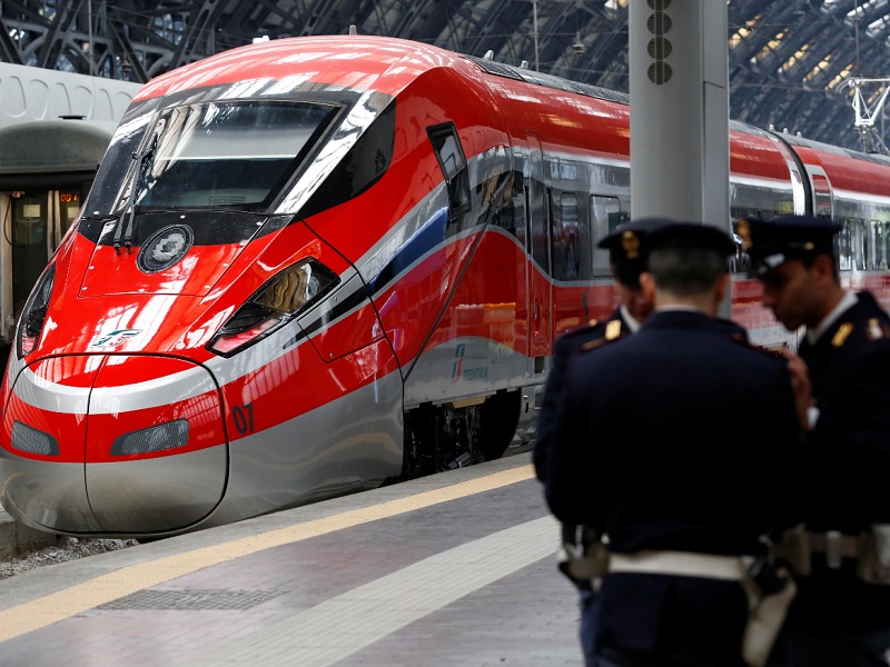 Treni rallentati e cancellati sulla linea Roma-Firenze per un incendio divampato questa notte nella stazione di Settebagni. Codacons: subito rimborsi