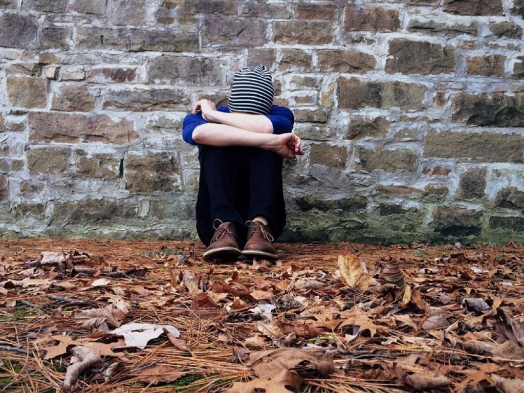 Il cutting, una delle forme di autolesionismo, è sempre più diffuso specie tra i giovani: ecco caratteristiche, forme e variabili