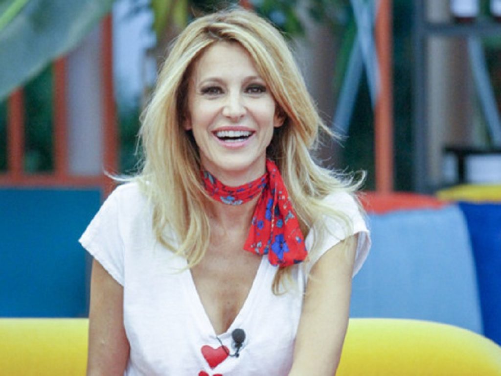 Adriana Volpe lascia a sorpresa la casa del Grande Fratello Vip per motivazioni familiari: tutti i concorrenti rimasti in lacrime dopo l'annuncio in giardino