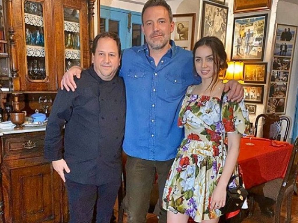 A Ben Affleck piace la “cena con delitto” ma con Ana de Armas: i due attori, che ormai fanno coppia fissa, sono stati fotografati a Cuba