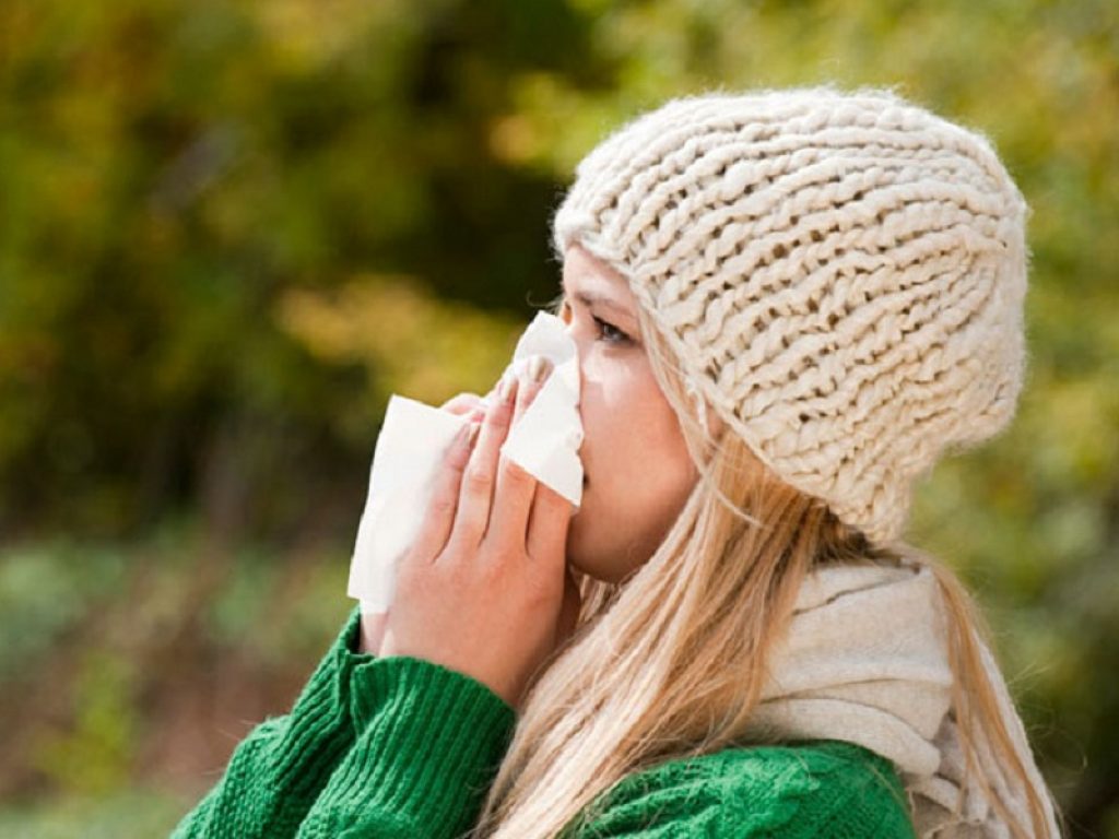 Per combattere le allergie stagionali è fondamentale una corretta idratazione: bere poco, infatti, favorisce la produzione di istamina che fa insorgere reazioni allergichepiratorie: l'Associazione Allergologi Immunologi Territoriali e Ospedalieri (AAIITO) spiega come non confondere i sintomi