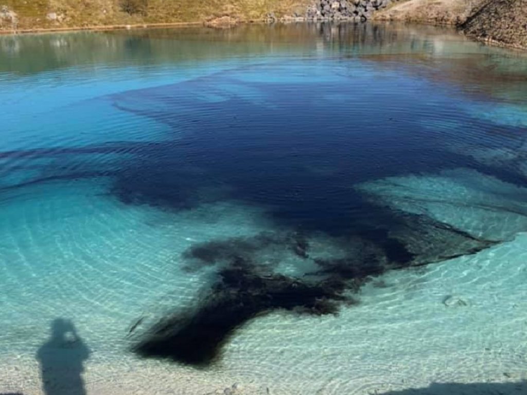 Le acque della "Laguna blu" di Harpur Hill si tingono di nero contro il Coronavirus: la misura messa in campo per scoraggiare i turisti