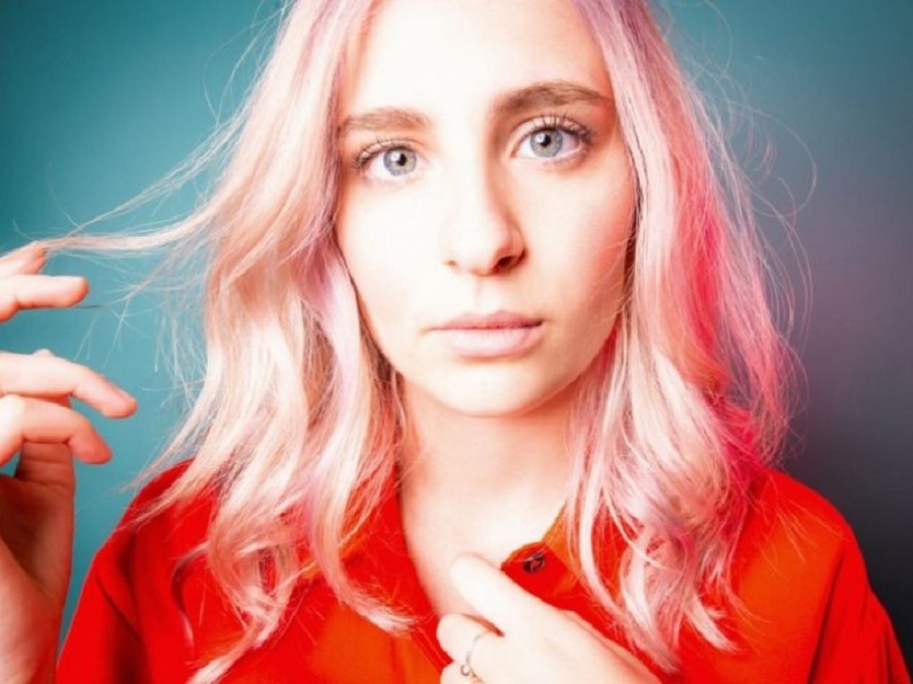 Cara ci spiega il suo nuovo singolo, “Le feste di Pablo”