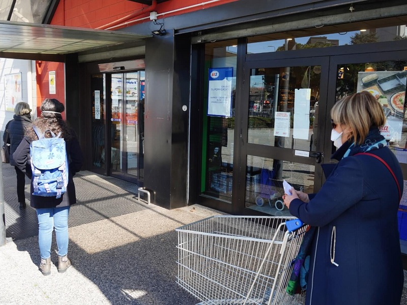 Covid: il ministero dell'Interno ha chiarito che è possibile uscire dal Comune per fare la spesa in un posto "più conveniente'" E le aziende incoraggiano i propri clienti