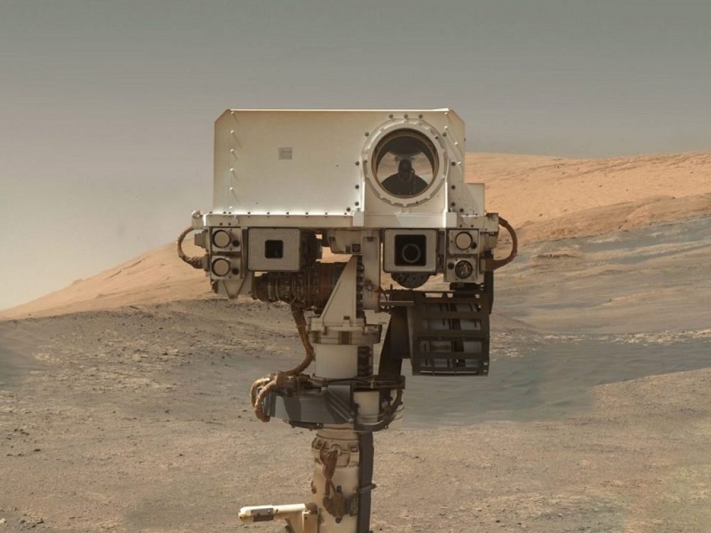 Curiosity scala le vette di Marte: il selfie è “spaziale”