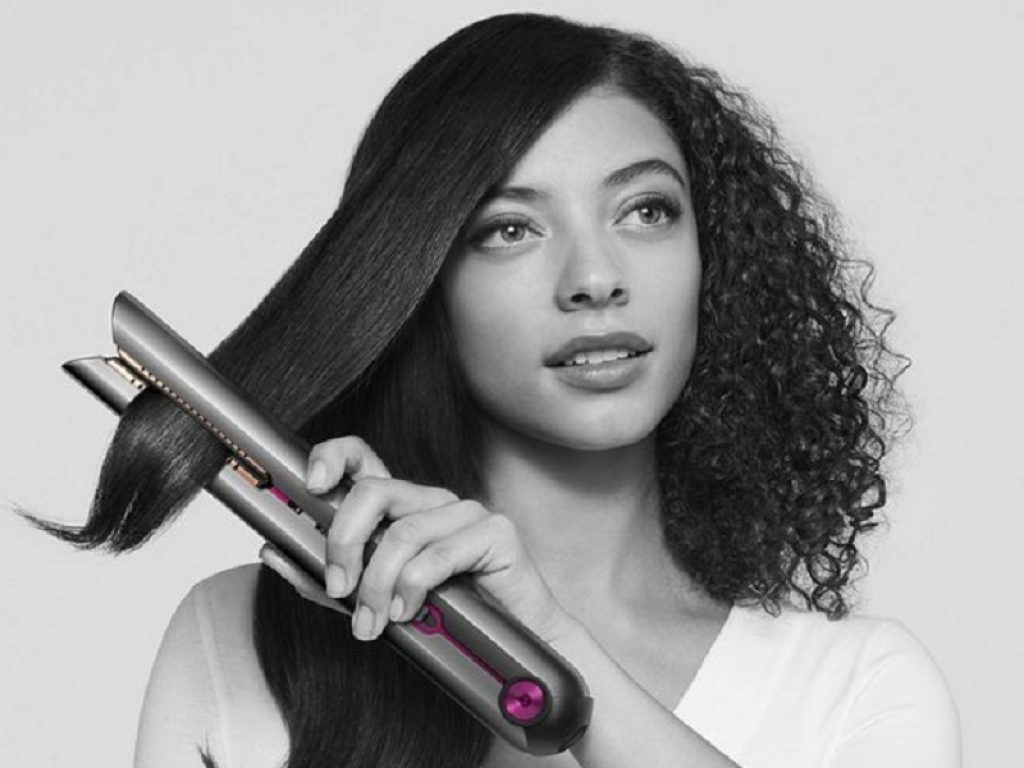 Dyson lancia la piastra per capelli senza fili Corrale che dura fino a 30 minuti. Il tasto dolente è il prezzo: costa 499 euro