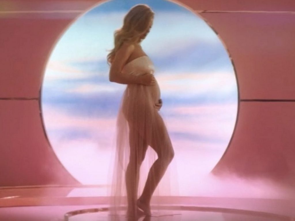 "It’s a girl": Katy Perry e Orlando Bloom aspettano una bambina. L'annuncio social della cantante con l'attore ricoperto di panna rosa