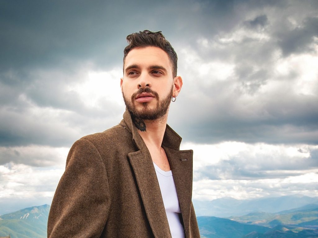 Kram in rotazione radiofonica, sulle piattaforme digitali e sui digitali stores con il nuovo singolo "Ferma il mondo voglio scendere"