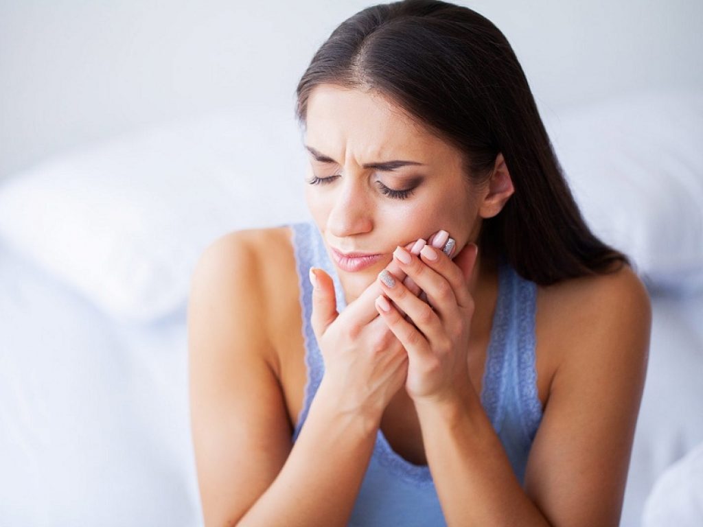 Ci sono cinque tipi di carie dentale causate da diversi fattori: ecco come si previene, quali sono i sintomi e come si cura questa malattia