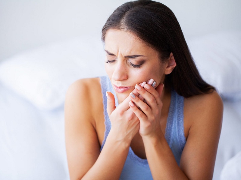 Ci sono cinque tipi di carie dentale causate da diversi fattori: ecco come si previene, quali sono i sintomi e come si cura questa malattia