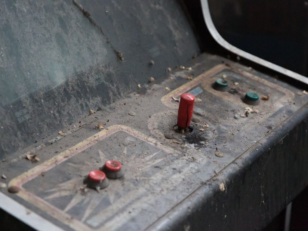 Dai fan a muffa e polvere, così il museo del flipper di Bologna intristisce: Tilt è una delle tante "vittime" della chiusura dello spazio Oz in via Stalingrado