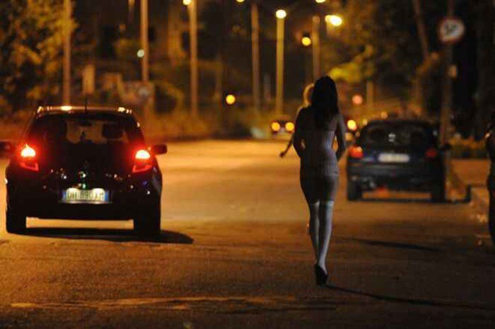 Coronavirus, la prostituzione è veicolo di infezioni secondo l'esperta di Dermatologia e Venereologia. I clienti intanto pretendono l'utilizzo della mascherina