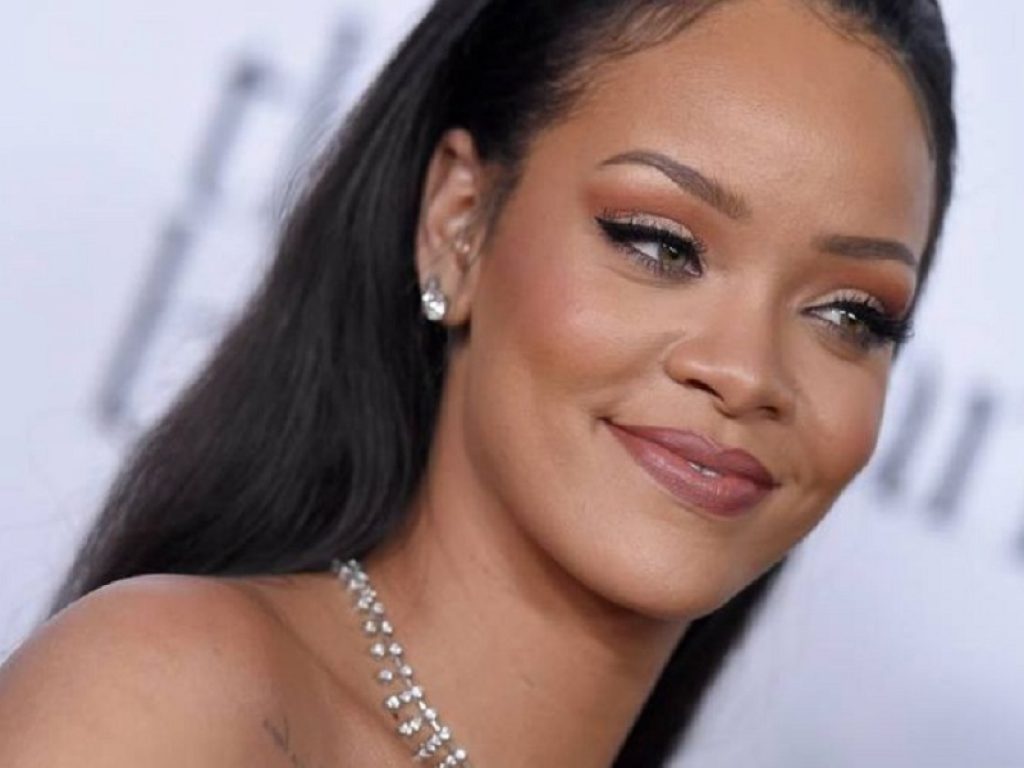 Rihanna è ufficialmente la cantante più ricca del mondo, secondo le stime aggiornate della rivista Forbes, con un patrimonio di quasi 2 miliardi di dollari