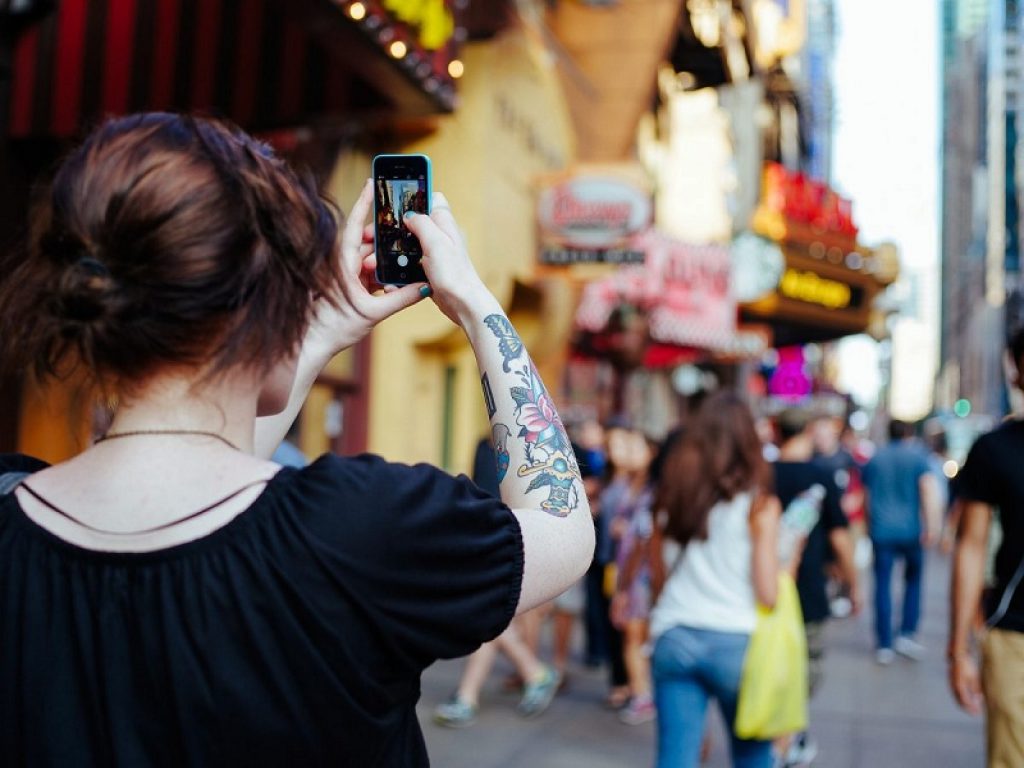 La dipendenza da smarthphone è più diffusa tra le donne e i soggetti più giovani. Una nuova ricerca del CoEHAR indaga la Nomofobia