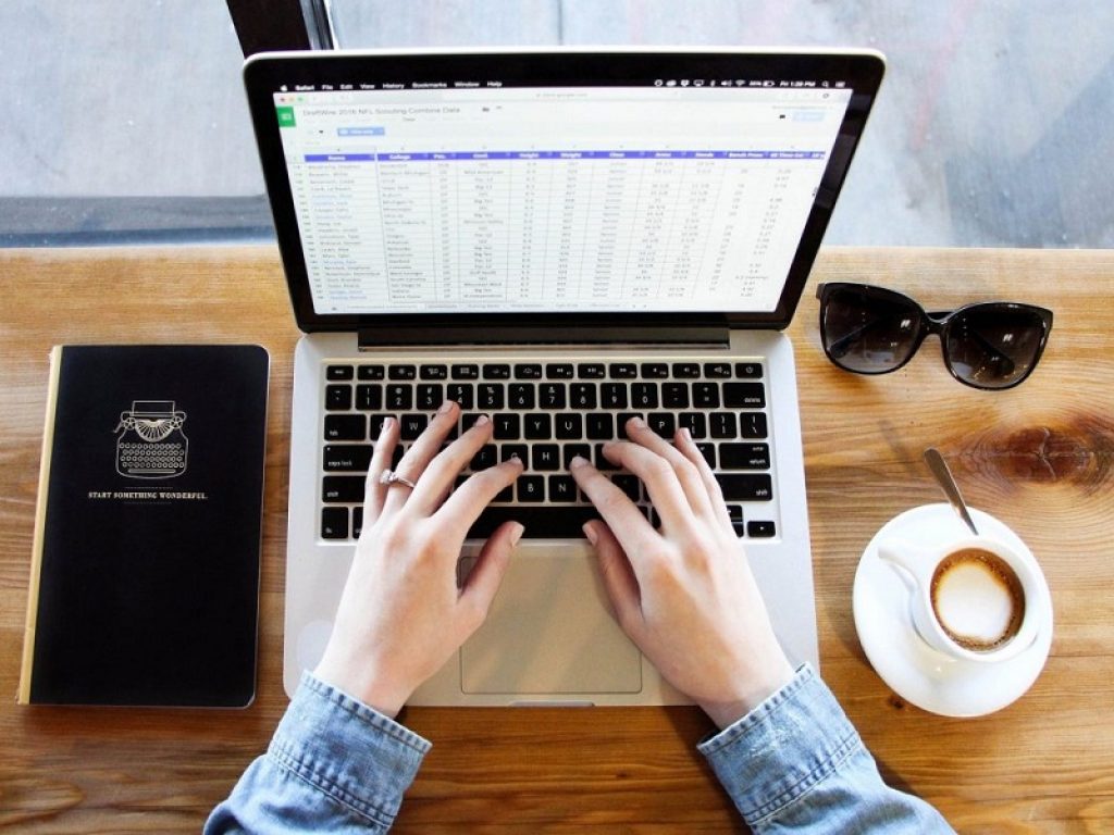 Come evitare di sovraccaricare gomito e polso con lo smart working organizzando l'ambiente di lavoro: i consigli della specialista dell'Humanitas