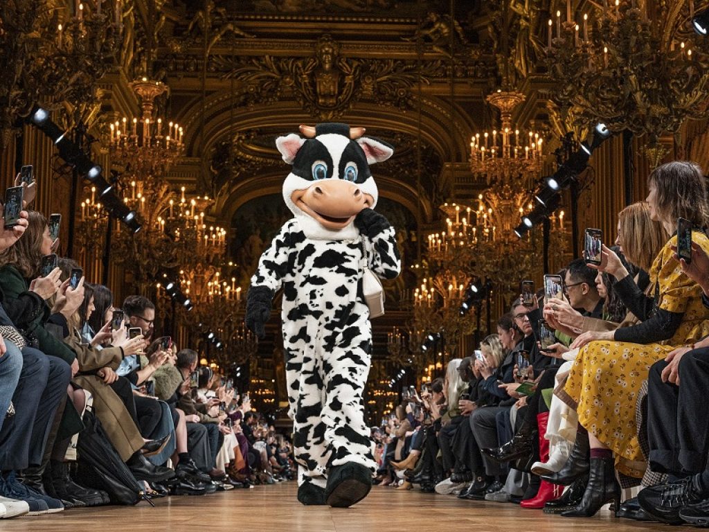 Stella McCartney in campo per il benessere animale: a Parigi una sfilata-denuncia sul trattamento degli animali nel mondo della moda