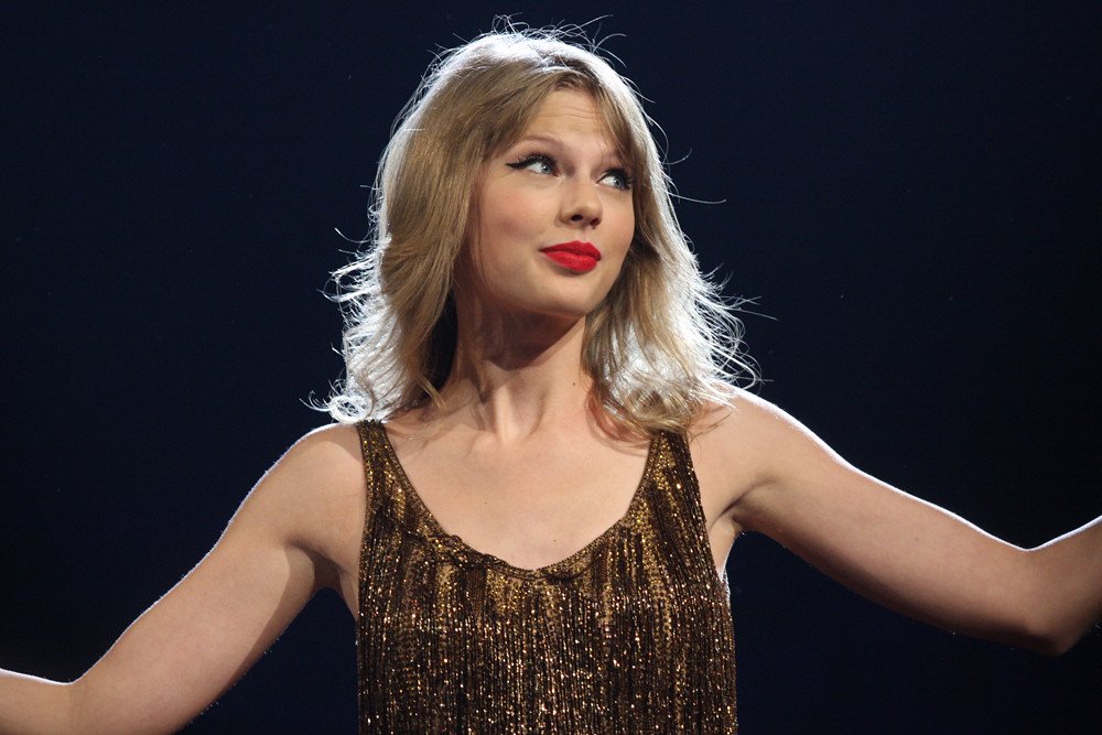Taylor Swift si riprende la sua musica e annuncia una nuova versione di "Fearless": il progetto è anticipato dalla hit rinnovata "Love story"