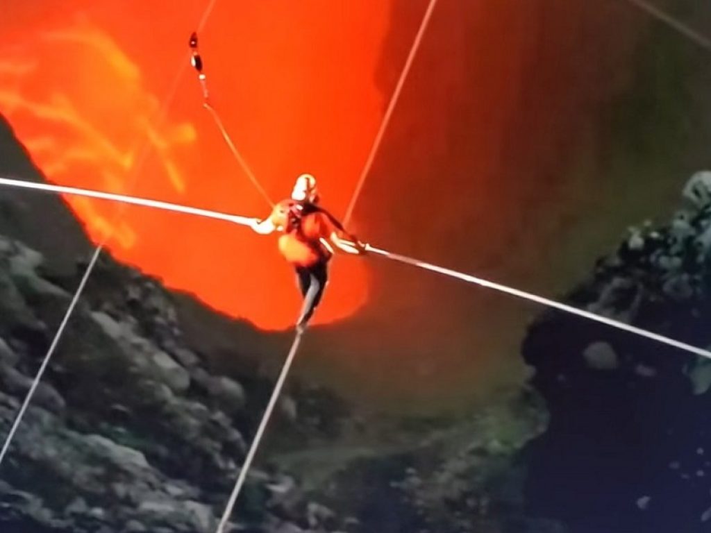 Sospeso in equilibrio su un vulcano attivo: l’impresa da brivido di Nik Wallenda