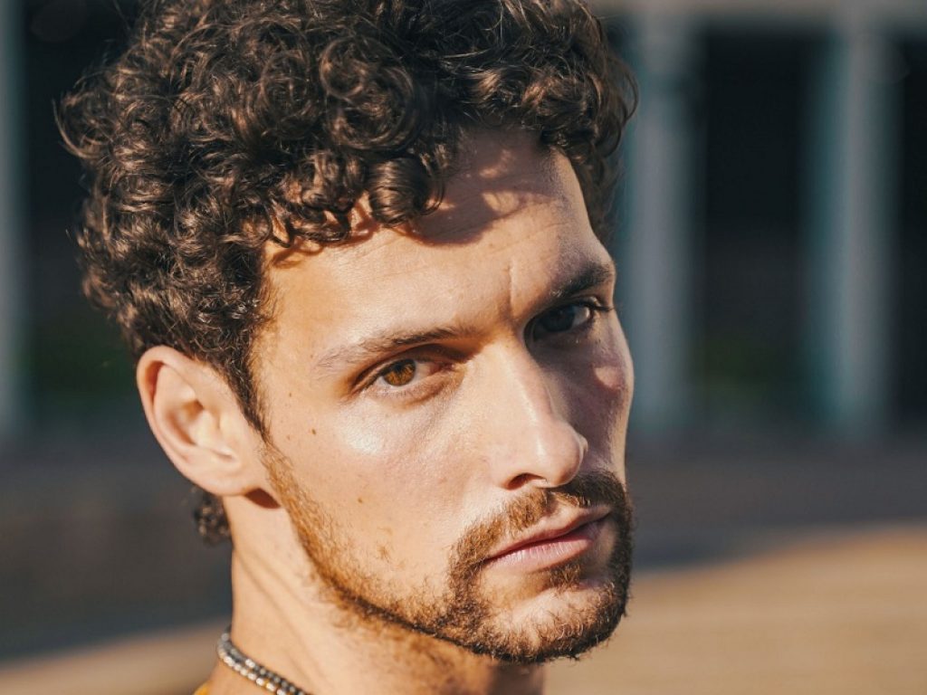 Fuori "Benzina al cuore", il nuovo singolo di Zoizi e terzo inedito del cantautore. Il brano è in radio e sulle piattaforme digitali