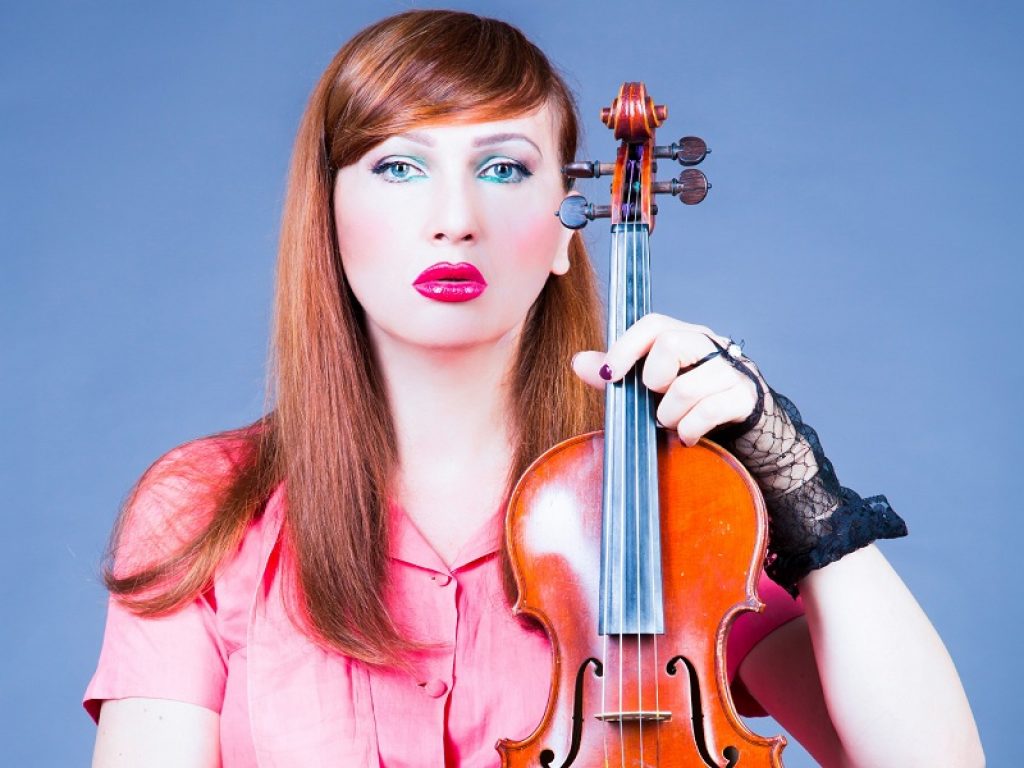 Erma Castriota, in arte H.E.R., in gara tra i 16 finalisti del concorso Musicultura 2020 con il brano "Il mondo non cambia mai"