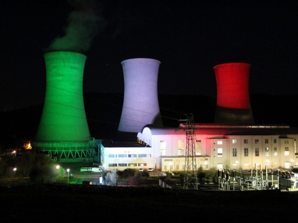 Le torri di raffreddamento delle centrali geotermiche di Larderello e di Castelnuovo Val di Cecina si sono illuminate con i colori della bandiera italiana