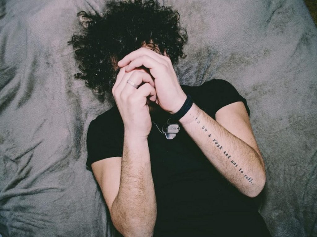 LefrasiincompiutediElena per la prima volta live nella loro Puglia per il Sei Festival: il progetto salentino condividerà il palco con il talento Julielle