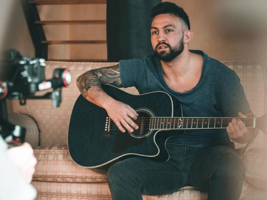 Leone canta "Non fatemi smettere di sognare"