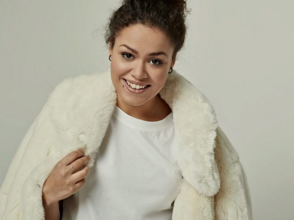 "Low profile" di Nyv arriva nei negozi digitali