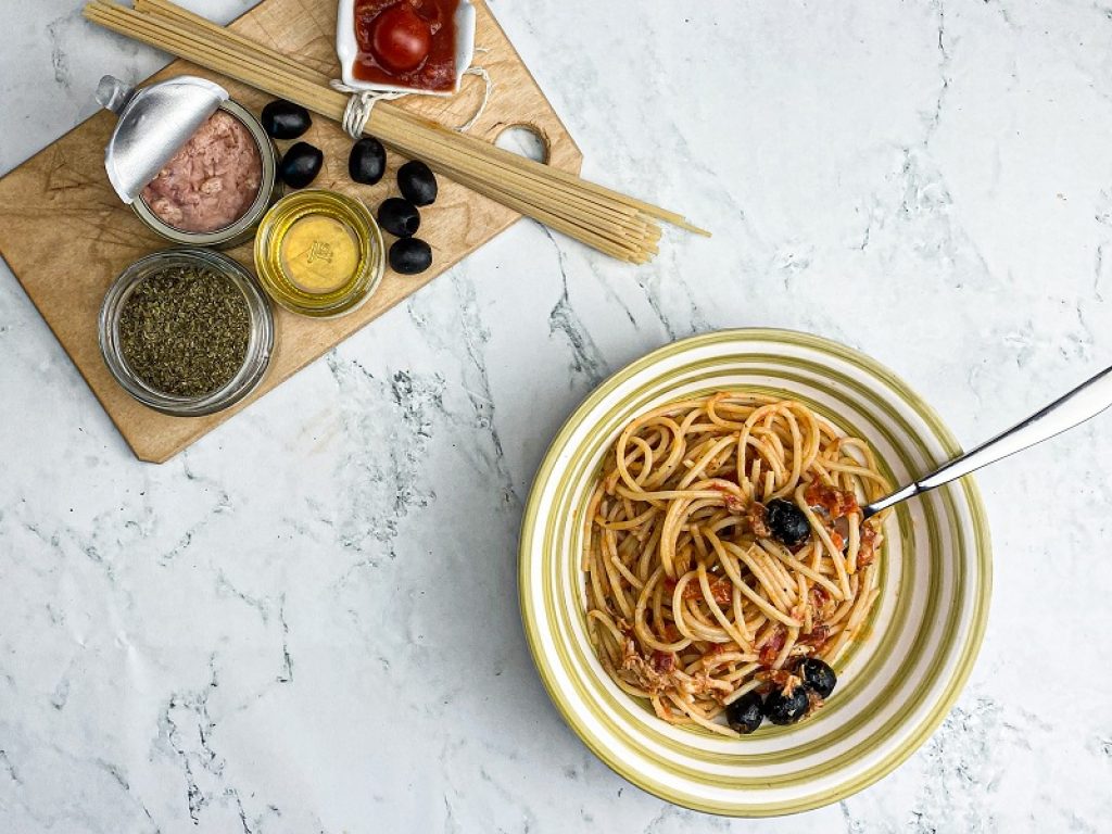 La pasta al tonno è un grande classico della cucina mediterranea ma è anche un toccasana per i nostri muscoli e il buonumore con il suo mix di carboidrati e proteine