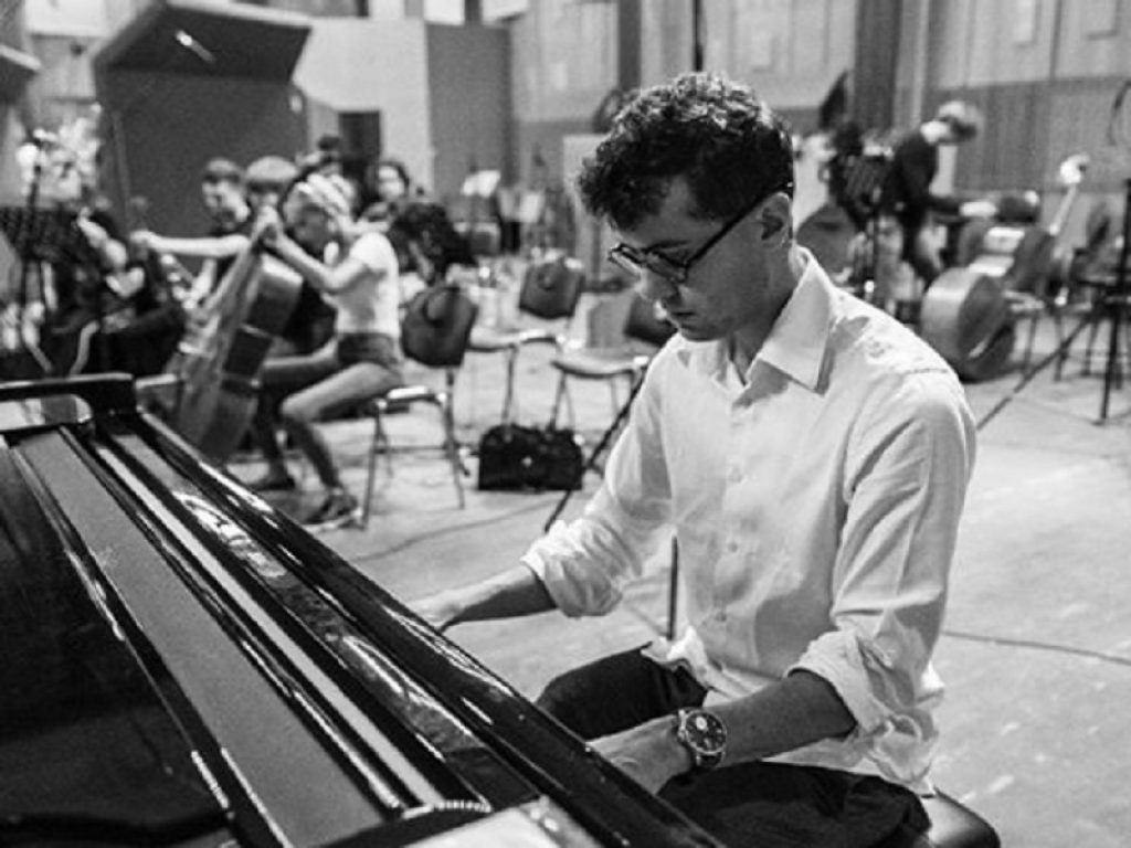 Alessandro Martire debutta con "Share the world": fuori per Carosello Records il nuovo album del pianista e compositore comasco