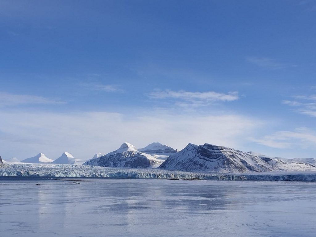 Allarme inquinamento degli scienziati, l’ozono sull’Artico si sta esaurendo: mai valori così bassi dal 2011, torna il "buco"