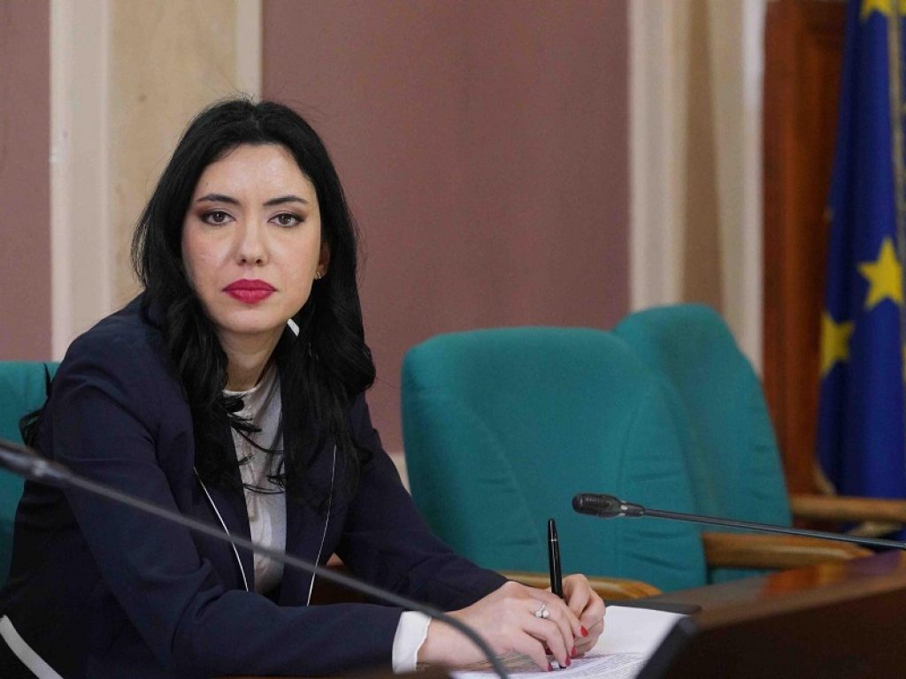 La ministra dell'Istruzione Azzolina rassicura sul nuovo anno scolastico: "L’apertura delle scuole non è a rischio". Il Codacons attacca: "Cerca di rovesciare la frittata"