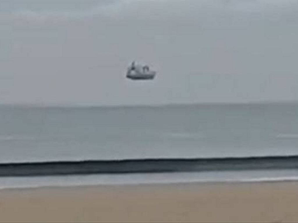 In Nuova Zelanda una barca "vola" sul mare ma è una Fata Morgana: si tratta di un particolare tipo di illusione ottica che distorce gli oggetti distanti