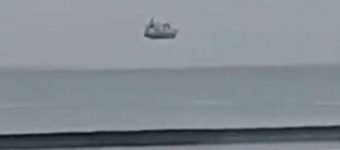 In Nuova Zelanda una barca "vola" sul mare ma è una Fata Morgana: si tratta di un particolare tipo di illusione ottica che distorce gli oggetti distanti