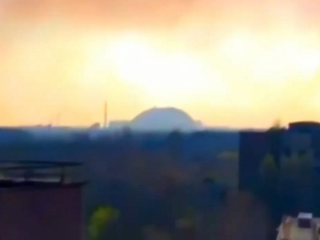 I boschi di Chernobyl continuano a bruciare: fiamme pericolosamente vicino alla centrale, il fuoco è arrivato a pochi chilometri dai reattori